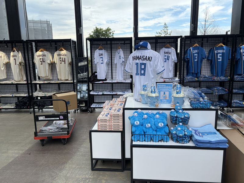 エスコンフィールド内の公式グッズショップ