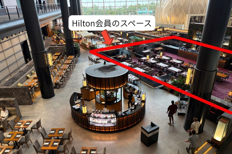 上から見た朝食会場の全体を見下ろす、ヒルトン・オナーズスペースを分ける線を記した