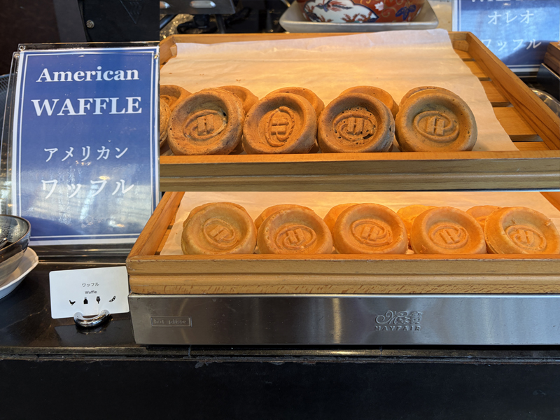 木枠のケースに並んだプレーンワッフルとオレオワッフル
