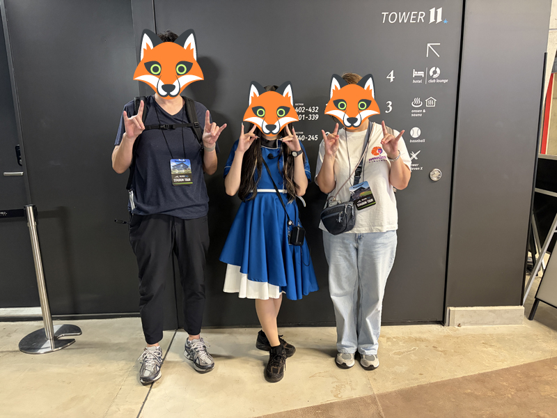 ファイターズガールと一緒に撮影したツアー記念写真
