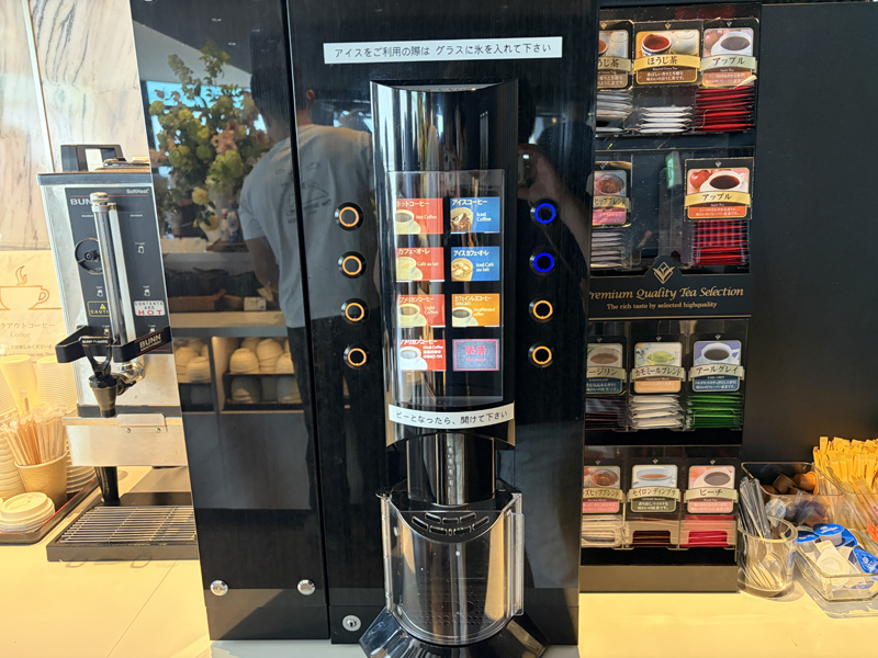 朝食ビュッフェのコーヒーマシンと紅茶Tバックのラインナップ