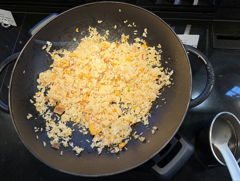 大きな中華鍋に入ったチャーハン