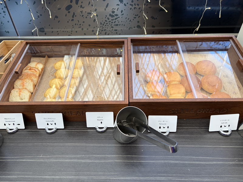 木枠のショーケースに入ったミニパン