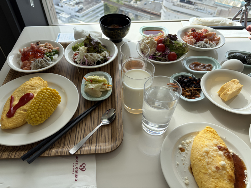 テーブル一杯に皿が並べられた朝食