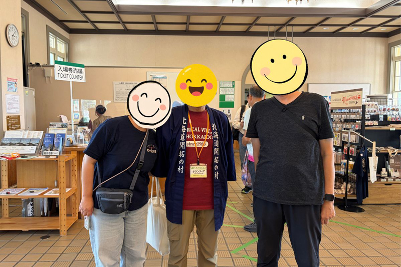 開拓の村エントランスでボランティアガイドを中心にとゲストと写真を撮っている
