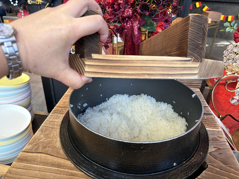 釜に入ったご飯、木製の蓋を開けるともくもくと湯気が上がっている