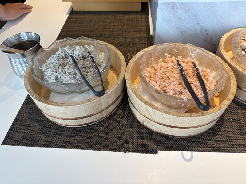 海鮮丼や手巻き寿司用の大きなボウルに入ったしらす、カニフレーク