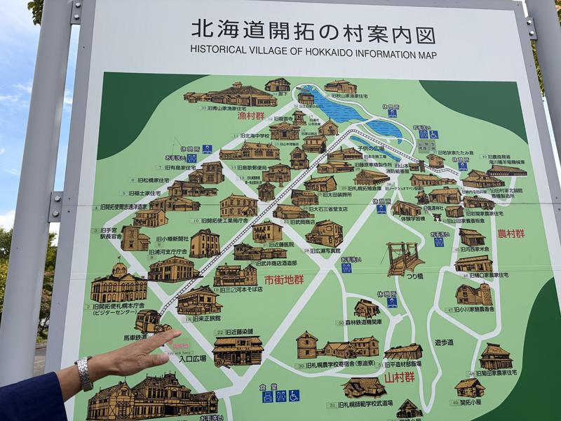 村の地図がイラストで書かれている看板