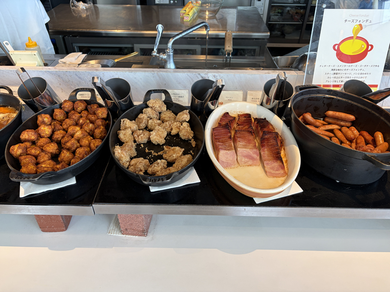 ホットミールコーナー(北海道コーン揚げ、唐揚げ、ベーコン、ソーセージ)