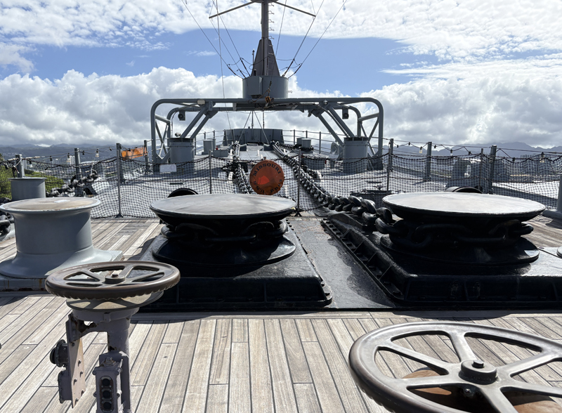 戦艦ミズーリの甲板の上青い空が広がっている
