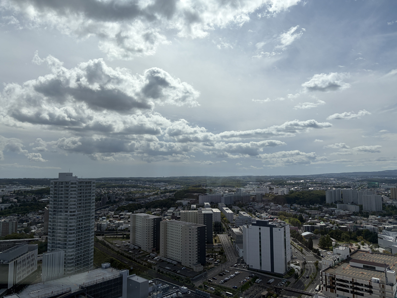 朝食会場からの眺望ビル、空、雲