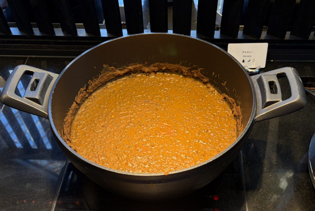 大きな鍋に入った豆カレー