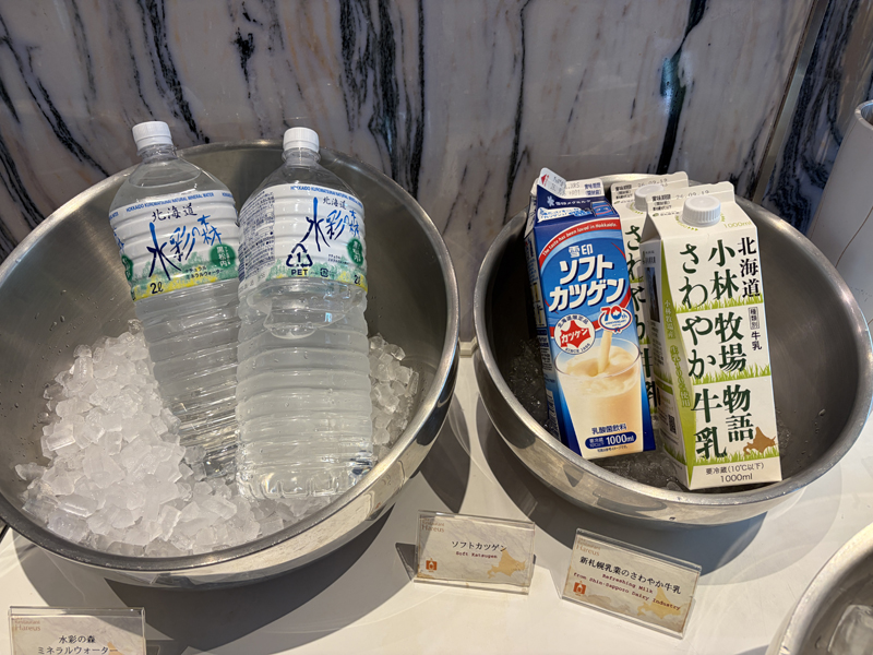 朝食・ペットボトルの水、紙パックのソフトカツゲンと牛乳