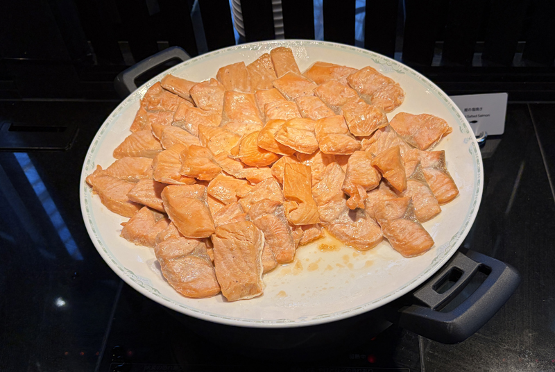 白いおお皿に入ったたくさんの焼き鮭