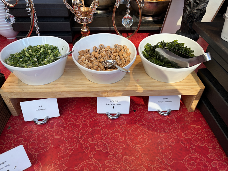 ネギ、渦巻き麩、わかめ