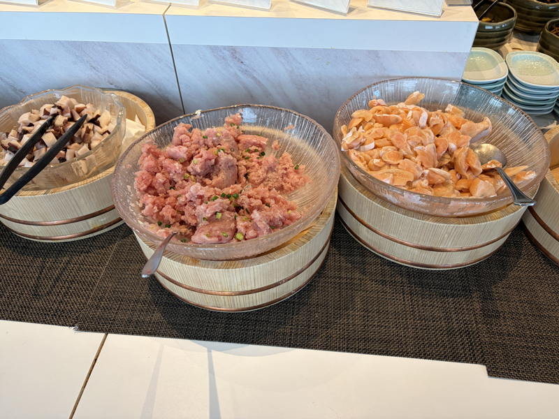 海鮮丼や手巻き寿司の具材(タコ、マグロのたたき、サーモン)