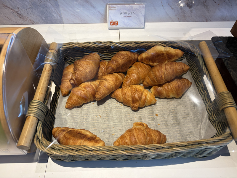 大きなカゴに入ったたくさんのクロワッサン