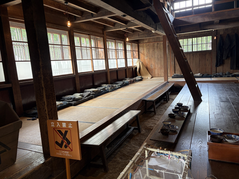 鰊御殿、ヤン衆の居室とたくさんの布団が整って並んでいる用紙