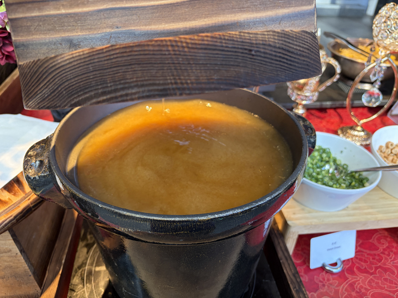 木製の蓋、ずんそうに入った味噌汁