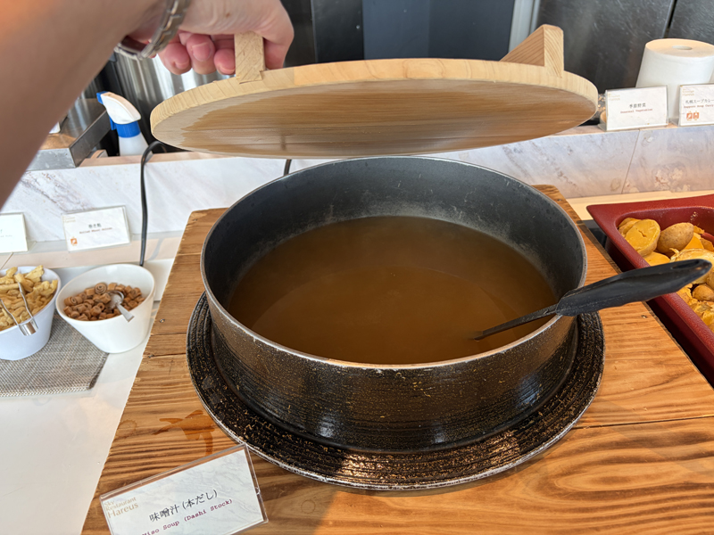 大きな釜に入った味噌汁