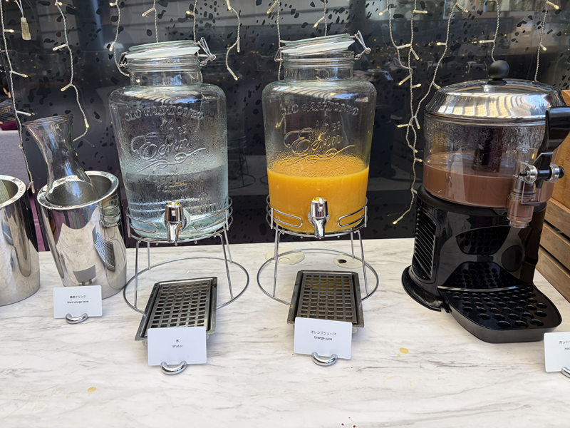 マンゴースムージー、黒酢ドリンク、水、オレンジジュース、ホットチョコレート