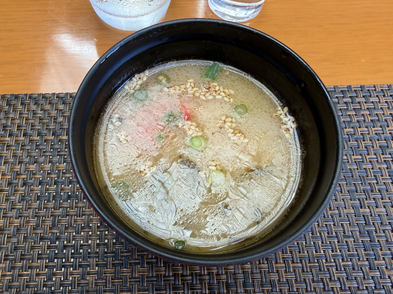 テーブルにのった出来上がった博多ラーメン