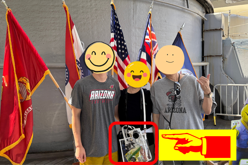 戦艦ミズーリの前で家族3人の記念写真