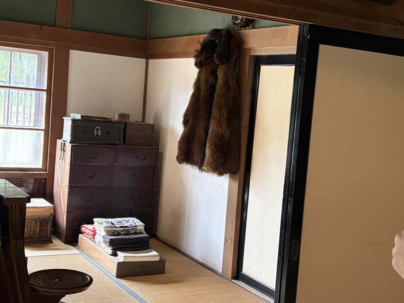 開拓の村鰊御殿の中。壁にかけられた立派な熊の毛皮のコート