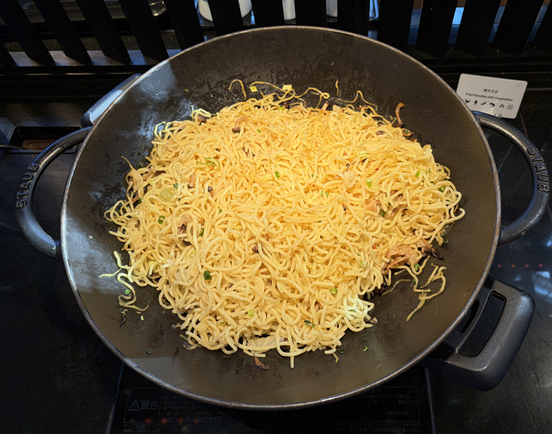大きな中華鍋に入った焼きそば