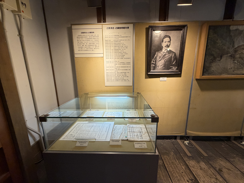 壁に近藤医師写真が飾られている。経歴や手書きのカルテ・薬品録も展示されていてる部屋