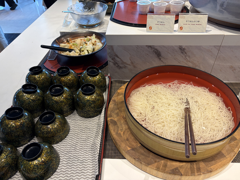 朝食ビュッフェ水の張った桶に浮いているそうめんとお椀